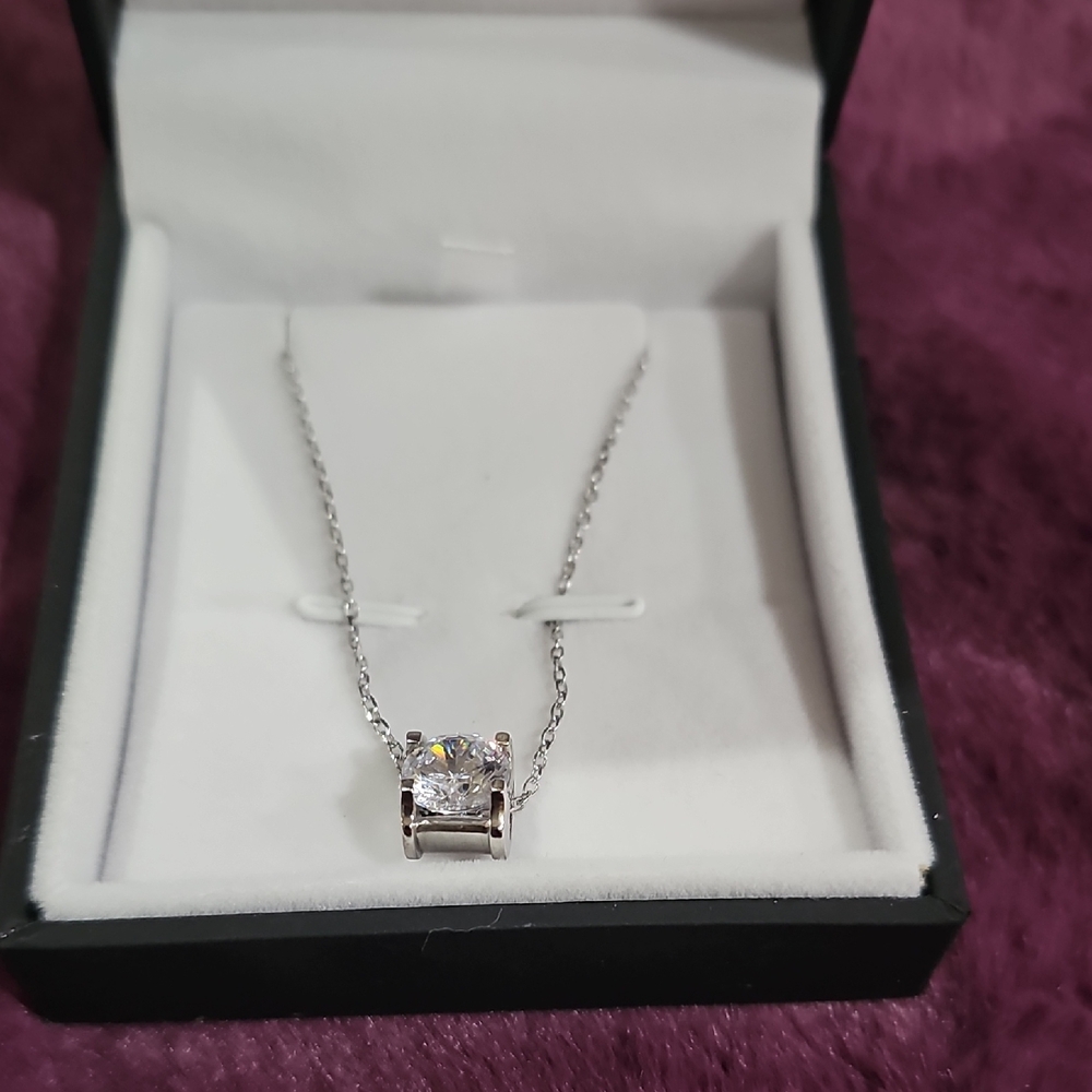 Dazzling Silver Necklace with Clear Gemstone